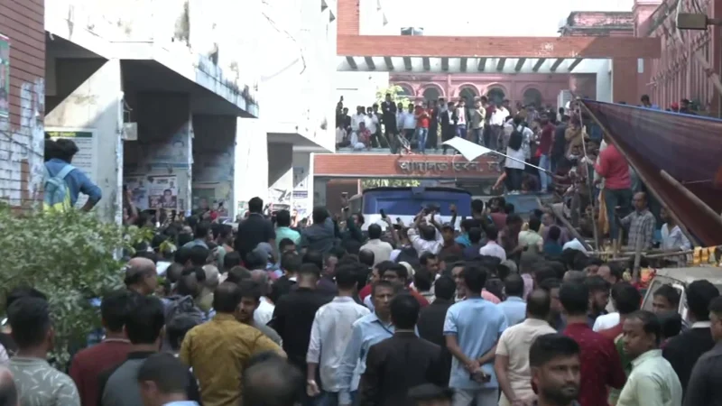 চট্টগ্রামে চিন্ময় দাসের অনুসারীদের সাথে পুলিশের সংঘর্ষ